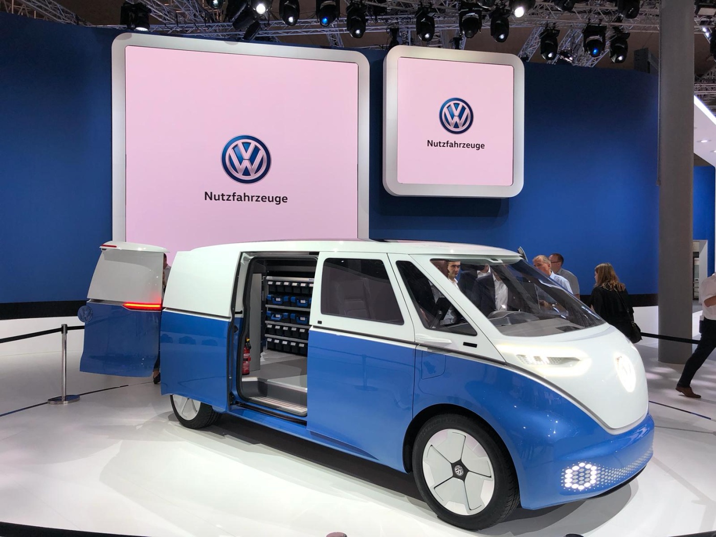 Slideshow Bild - Mit dem I.D. Buzz Cargo zeigt Volkswagen Nutzfahrzeuge auf der IAA eine Transporter-Version des I.D. Buzz.